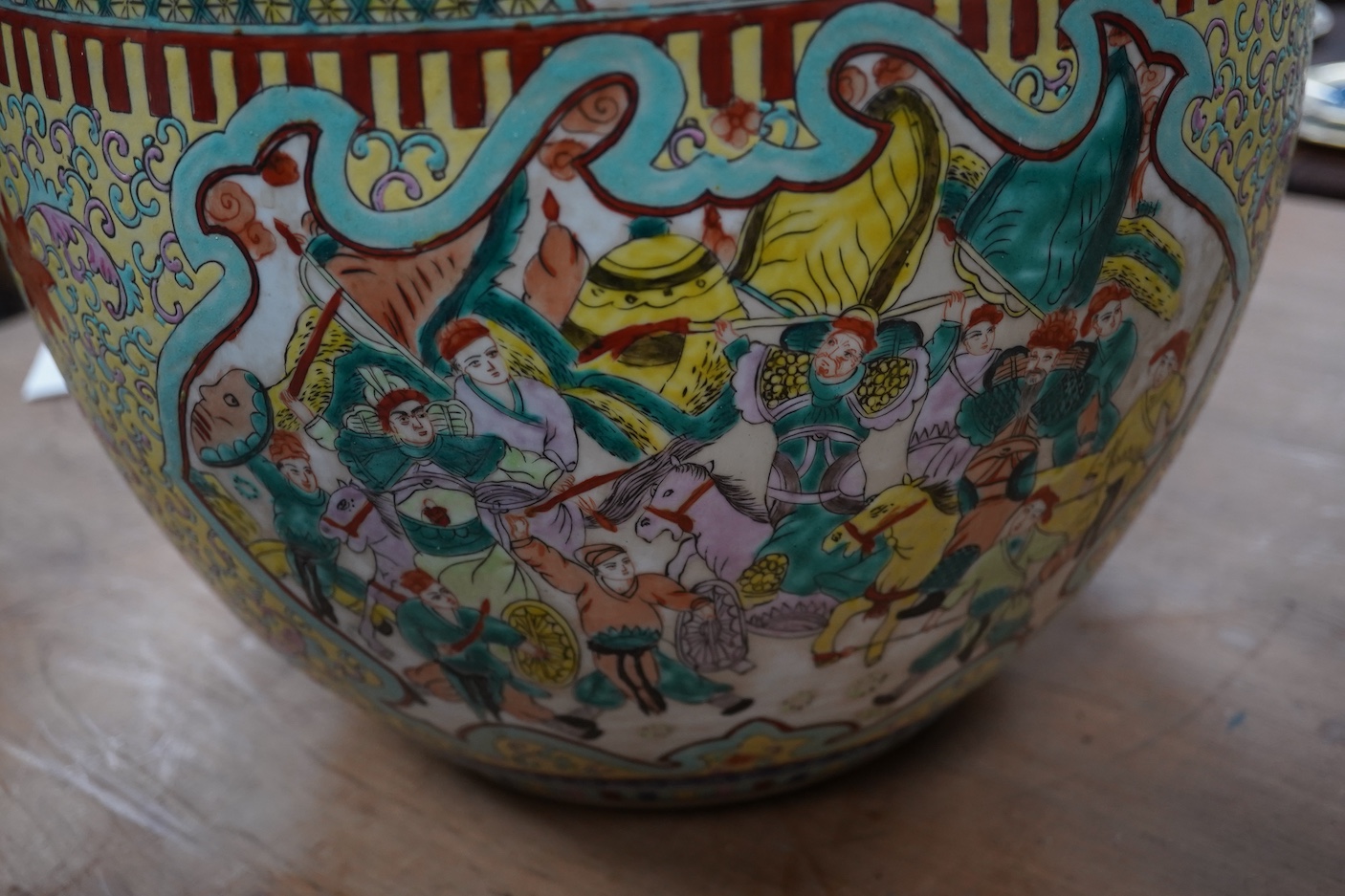 A Chinese famille rose porcelain jardiniere, 31.5cm